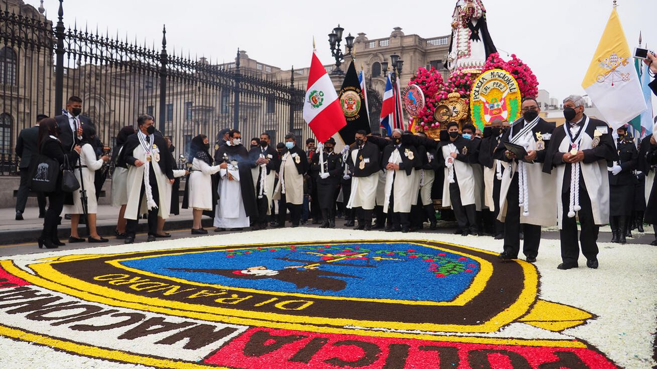 image:Image Opřeme se o lidovou zbožnost původních obyvatel, vyzývají biskupové Latinské Ameriky a Karibiku. Na snímku procesí k poctě sv. Růženy z Limy v ulicích peruánské metropole.
