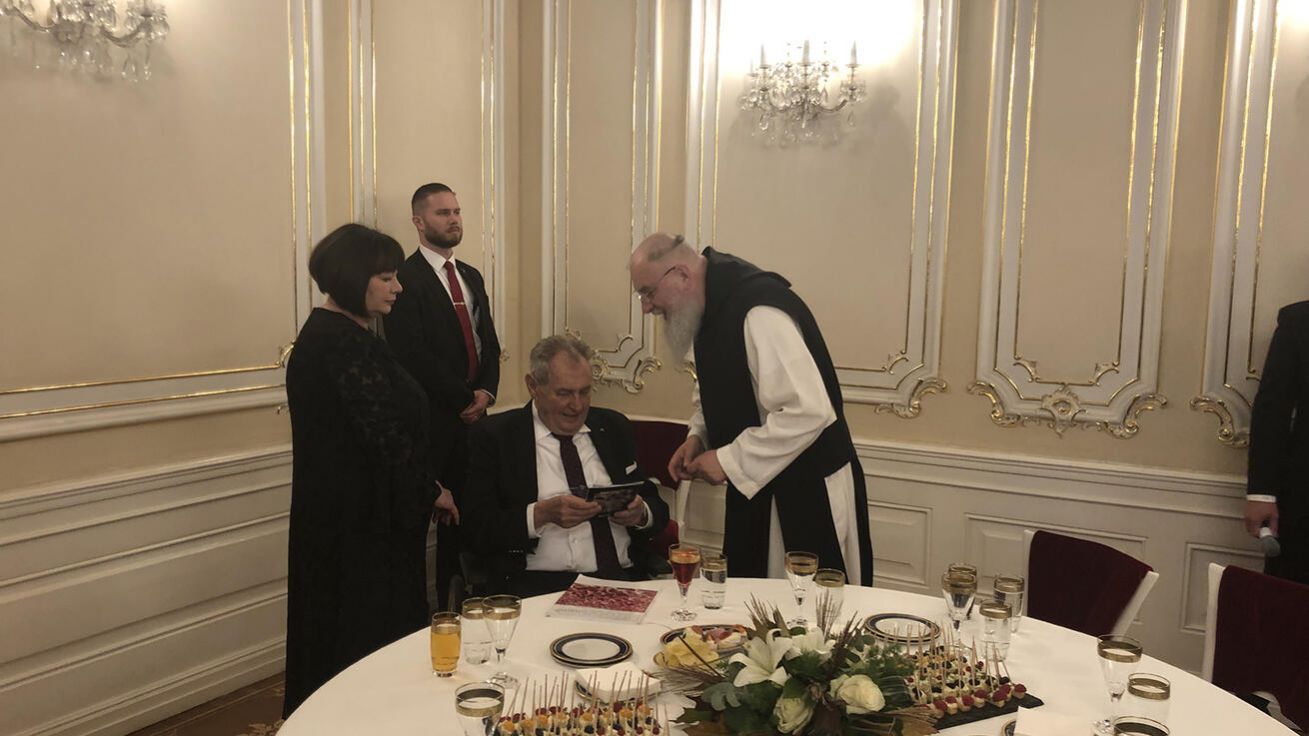 image:Image Převor vyšebrodského kláštera P. Justin Jan Berka s prezidentem Milošem Zemanem.