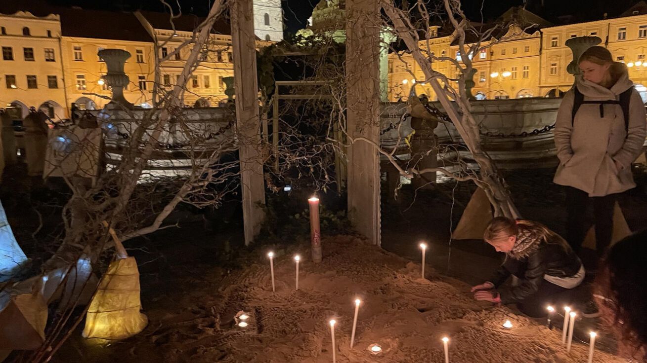 image:Image Ve středu se centrem města vydal Pochod světel.
