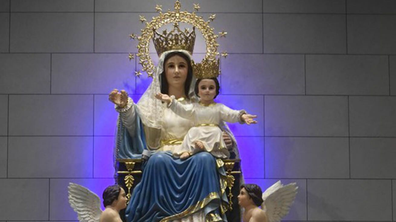 image:Image Papež se v katedrále v Awali modlil před sochou Panny Marie Arabské (Our Lady of Arabia).