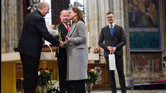 image:Image Cenu dobrovolnici Beatě Jandákové předával prezident Charity ČR biskup Pavel Posád.