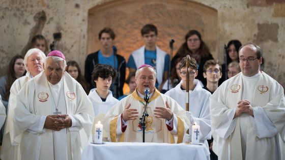 image:Image Slavnostní bohoslužbu celebroval diecézní biskup Jan Vokál. Na začátky vzpomínal i pomocný biskup Josef Kajnek. Vesmírná kapela VeKa pak slavnost doprovázela hudebně.