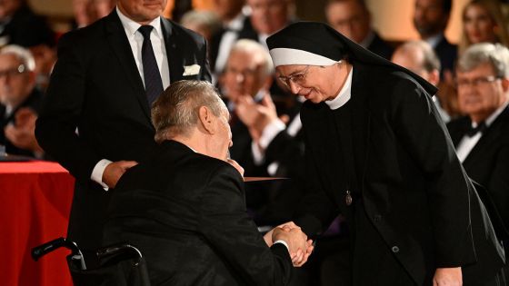 image:Image Boromejka Angelika Pintířová přebírá státní vyznamenání od prezidenta Miloše Zemana.