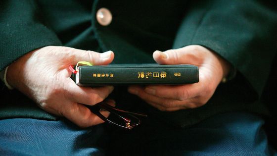 image:Image Bible v rukou věřícího v pekingské katedrále.