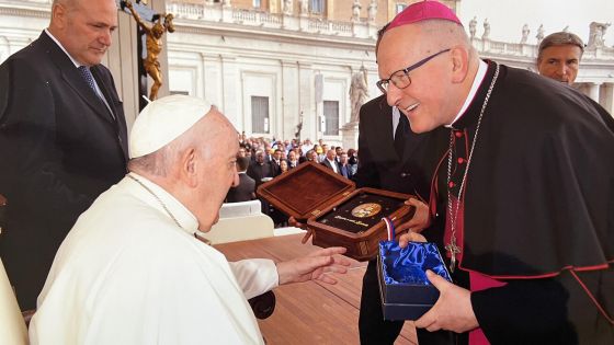 image:Image „Minulý týden přišly snímky z vatikánského deníku L‘Osservatore Romano, které připomínají návštěvu Vatikánu o slavnosti sv. Václava,“ podělil se o vzpomínku litoměřický biskup Jan Baxant. Papeži předal osobní dopis kardinála Duky a český křišťál se sv. Václavem ze sklárny Pačinek z Kunratic u Cvikova. „Dovezl jsem také nádherné knižní provedení Legendy o sv. Ludmile od Franka Nekováře. Text je na pergamenu, kniha má zlatou ořízku a je vložena do dřevěné umělecké schránky. Kromě originálu pro papeže existuje už jen deset dalších výtisků,“ popisuje litoměřický biskup Jan Baxant.