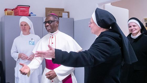 image:Image Apoštolský nuncius navštívil nemocnici sester boromejek po dvaceti letech, kdy se tu léčil jako pacient.