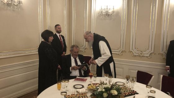 image:Image Převor vyšebrodského kláštera P. Justin Jan Berka s prezidentem Milošem Zemanem.