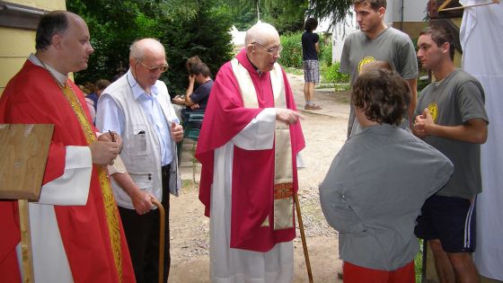 image:Image Stanislav Krátký (uprostřed) s Martinem Holíkem (vlevo), kterého za komunistického režimu tajně vysvětil. Tato fotografie je už ze svobodné doby při setkání v táboře Amerika v Orlických horách v roce 2007.