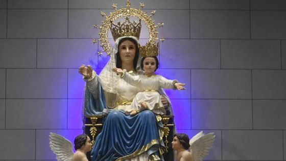 image:Image Papež se v katedrále v Awali modlil před sochou Panny Marie Arabské (Our Lady of Arabia).