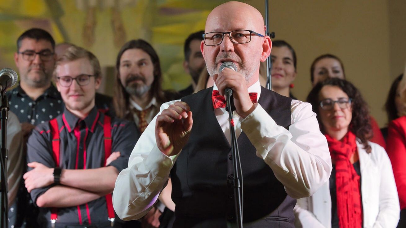 image:Image Benefiční koncert sboru Touch of Gospel pro Nadaci pro transplantaci kostní dřeně v říjnu v kostele sv. Martina a Prokopa v Plzni– Lobzích. U mikrofonu je Michal Beránek.