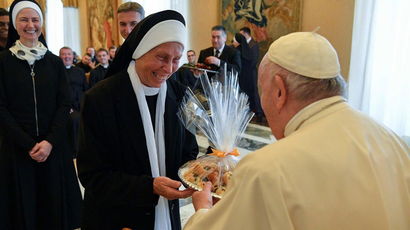 image:Image Papež obdržel také koláčky z Nepomucena. Předává mu je boromejka, sestra Bohdana.