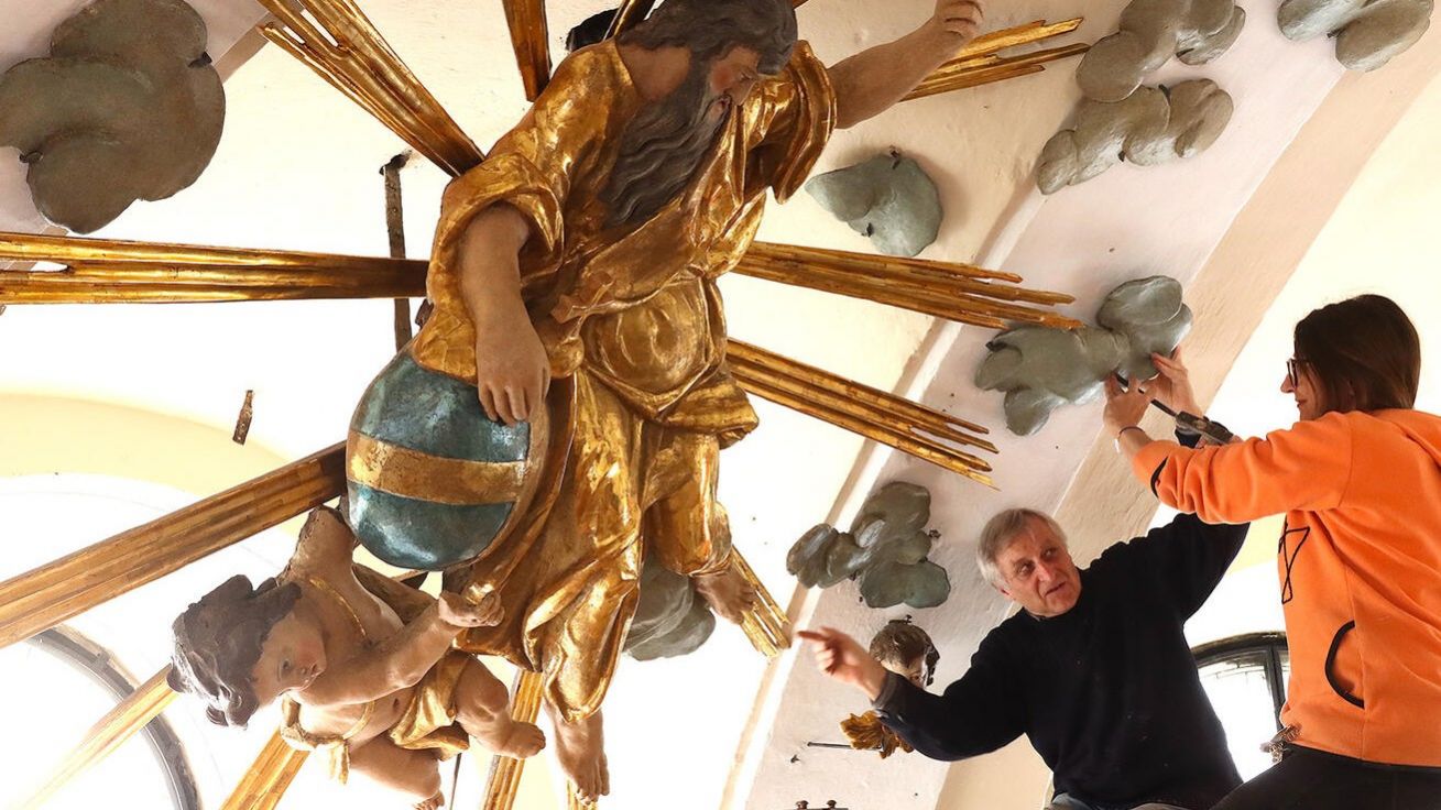 image:Image Restaurátoři při práci. Dotačně přispělo ministerstvo kultury, farnost zajistila lešení a související pomocné práce.