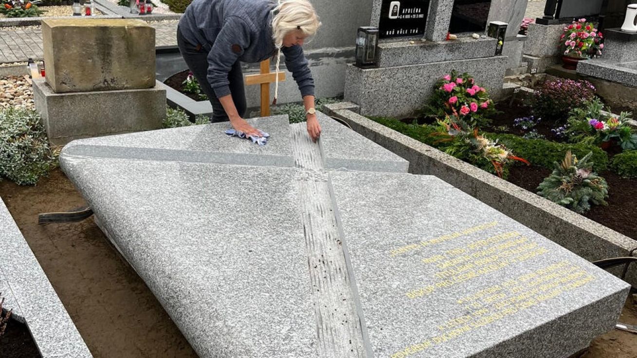 image:Image Náhrobek má podobu zavřené knihy s křížem a může připomínat Bibli.