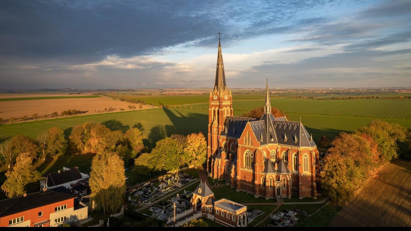 image:Image Cihlové zdi kostela sv. Jana Křtitele v Sudicích na Hlučínsku jsou pro Slezsko typické. Pohled z dronu míří do Polska. Jen kousek za hranicí leží městečko Ketř, kde dlouho sídlila správa pruské části arcidiecéze.