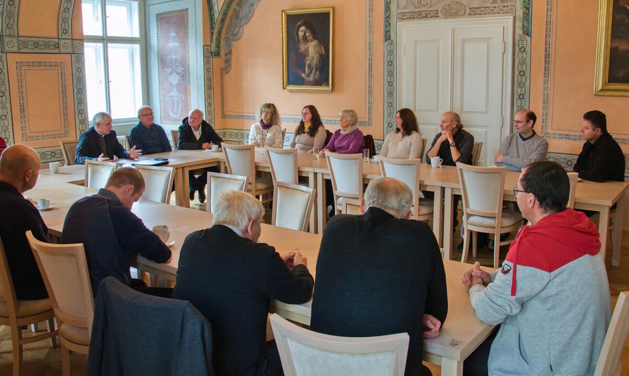 image:Image Po mši sv. v katedrále program pokračoval na biskupství.