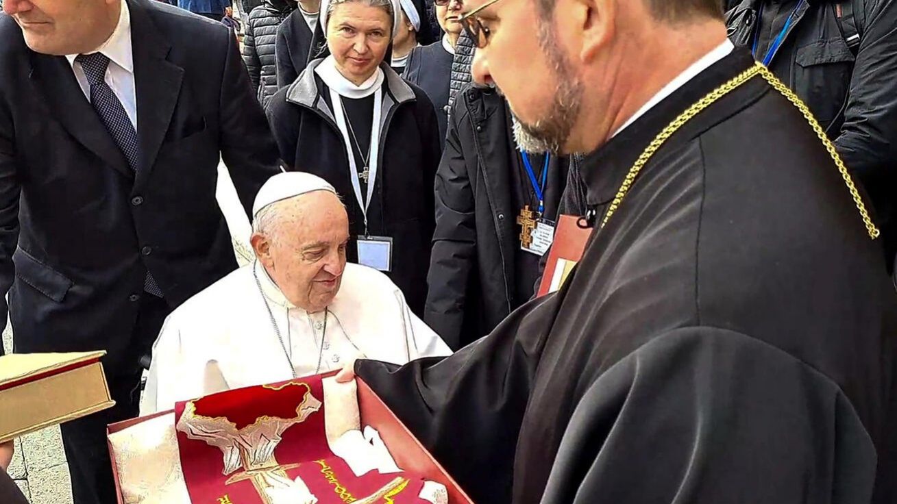 image:Image Ukrajinští řeholníci papeži darovali liturgické roucho symbolizující krvácející Ukrajinu.