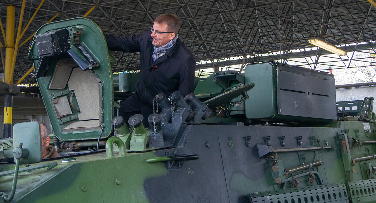 image:Image V Den válečných veteránů 11. listopadu zavítal biskup Tomáš Holub do Klatov. Navštívil Kasárna klatovských dragounů, pojmenovaná po zdejším historickém vojenském pluku, setkal se s vojáky a vyzkoušel si i bojovou techniku. Společně s vedením města, zástupci Armády ČR, Policie ČR, Hasičského záchranného sboru i veřejnosti se poklonil památce veteránů z válečných bojišť a ocenil službu těch, kteří plní mírové mise. Položil věnce u památníku obětem obou světových válek Pod valy a také u památníku velitelům 4. jezdeckého pluku generálu Josefu Dostálovi, popravenému nacisty, a plukovníku Ladislavu Nedbalovi, umučenému komunisty.