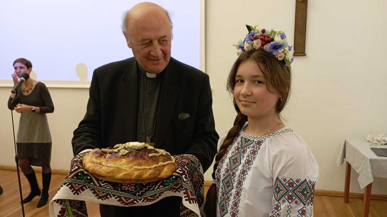 image:Image ARCIBISKUP JAN GRAUBNER POHOSTIL minulou středu na pražském arcibiskupství při Večeru přátelství skupinu ukrajinských uprchlíků, o které pečuje komunita Sant’Egidio. Podarovali jej tradičním ukrajinským pečivem.