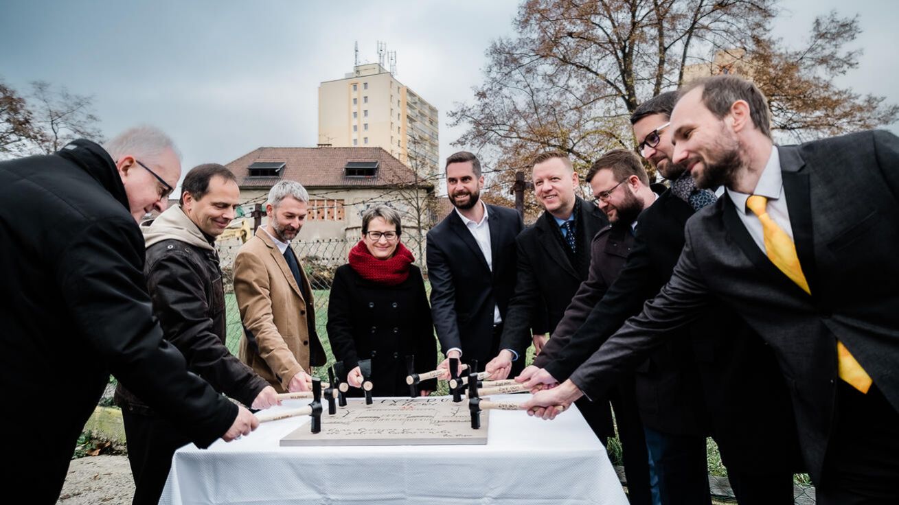 image:Image Slavnostní akce se zúčastnila spolu s biskupem Janem Baxantem (vlevo) řada osobností veřejného života.