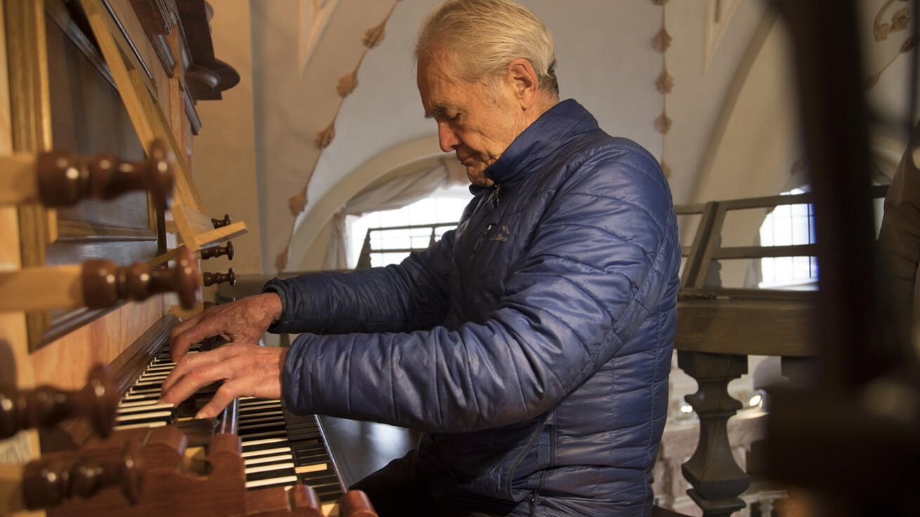 image:Image „Lidi v těžkých chvílích života, ve stresu, ale i v radosti často hledají kostel, Pána Boha. A varhany jim odpovídají širokým repertoárem,“ říká varhaník Karel Paukert.