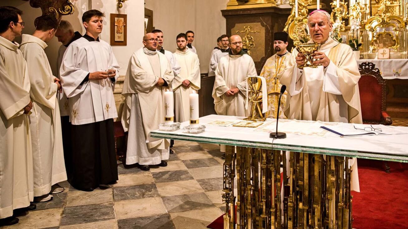 image:Image Nový oltář požehnal a poté sloužil mši sv. emeritní biskup Vojtěch Cikrle.