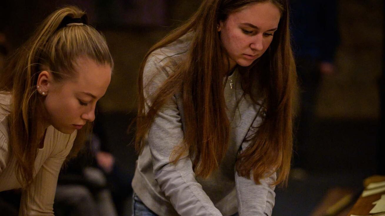 image:Image Na 400 mladých spolu s biskupem Martinem napsali své strachy a slabosti na lístečky a přilepili je na kříž.