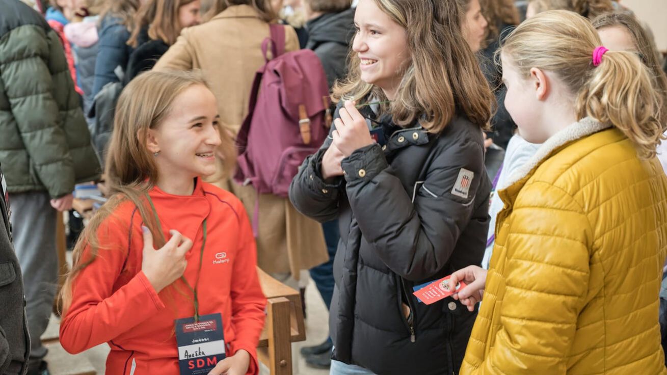 image:Image Mladí lidé z celé arcidiecéze se v sobotu setkali v Salesiánském středisku mládeže v Praze-Kobylisích. Na programu byly kromě workshopů i mnohá neformální setkání či slavení eucharistie. Mládež přijel povzbudit také pražský arcibiskup Jan Graubner.