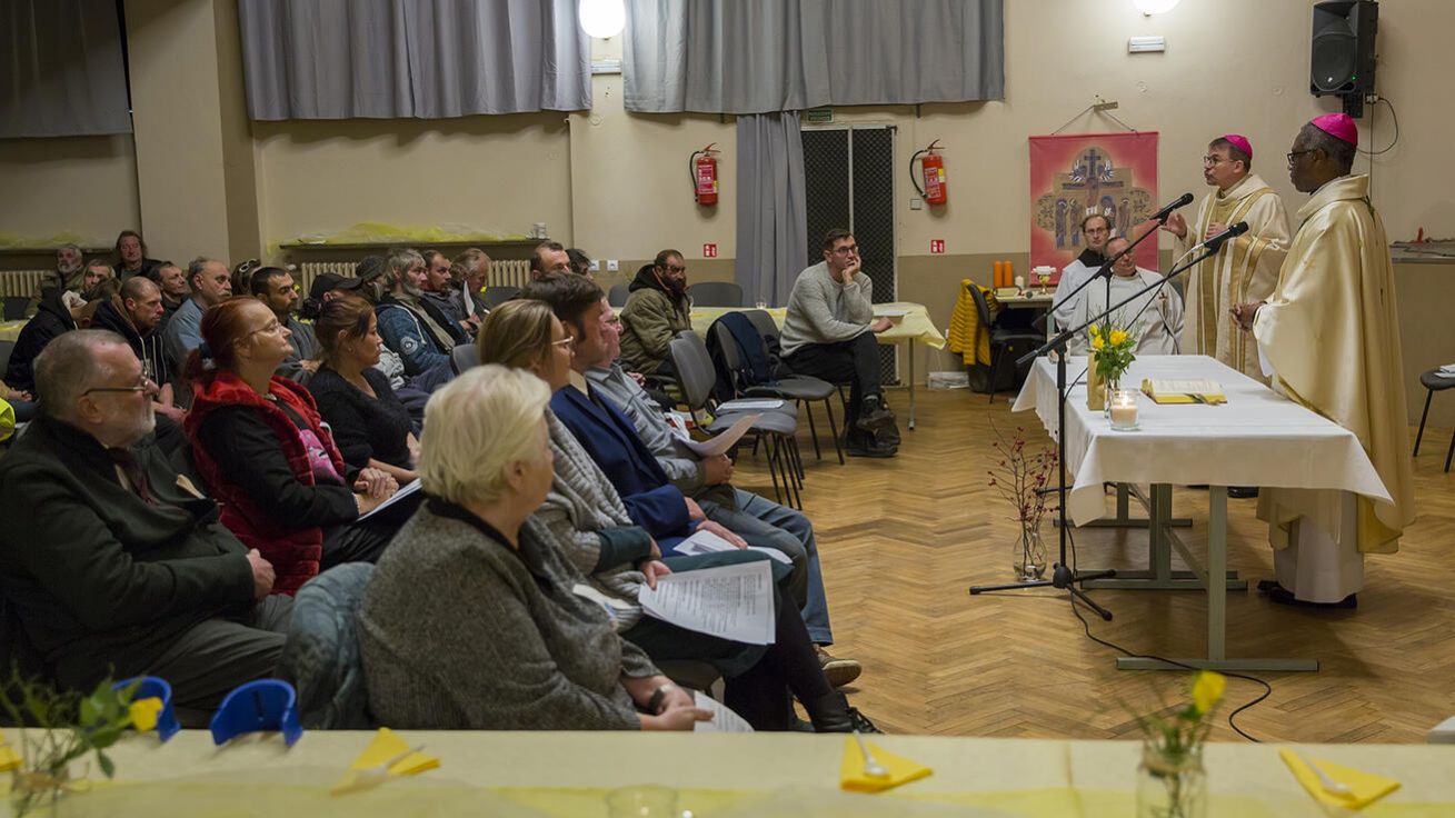 image:Image Mši svatou pro lidi bez domova slavil v neděli 20. listopadu apoštolský nuncius v ČR arcibiskup Jude Thaddeus Okolo společně s biskupem Tomášem Holubem a P. Martinem Sedloněm z komunity misionářů oblátů v kulturním domě JAS v Plzni.