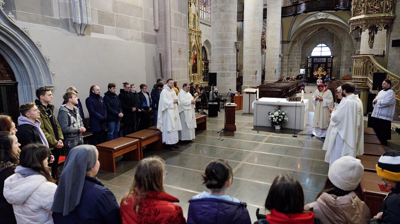 image:Image Mladí křesťané se sešli v rámci Setkání mládeže s biskupem mimo jiné i při mši v katedrále sv. Bartoloměje před oltářem Plzeňské Madony.