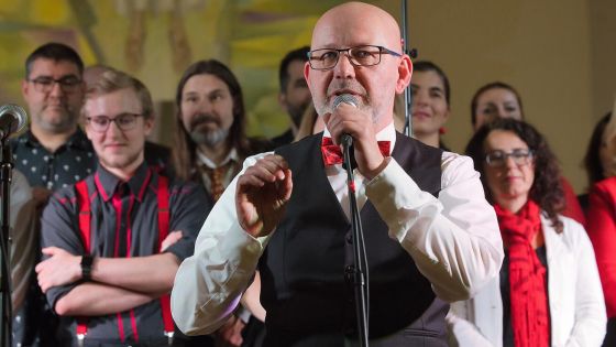 image:Image Benefiční koncert sboru Touch of Gospel pro Nadaci pro transplantaci kostní dřeně v říjnu v kostele sv. Martina a Prokopa v Plzni– Lobzích. U mikrofonu je Michal Beránek.