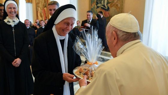 image:Image Papež obdržel také koláčky z Nepomucena. Předává mu je boromejka, sestra Bohdana.