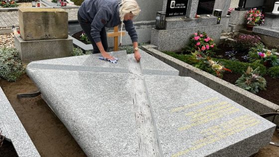 image:Image Náhrobek má podobu zavřené knihy s křížem a může připomínat Bibli.