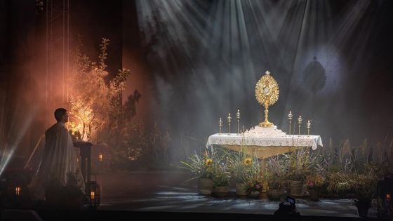 image:Image SLAVNOSTNÍ OKAMŽIKY, POUTI, LITURGII A MODLITBU i společná setkávání očima fotografů ze spolku Člověk a Víra ukáže výstava Katedrála a živá setkání 2022. V Mladotově domě na Pražském hradě ji pod záštitou arcibiskupa Jana Graubnera zahájí 20. listopadu a potrvá do 8. ledna 2023. Ve všední dny bude přístupná zdarma od 11 do 15 hod., o víkendech od 10 do 16 hod. Vystaven bude i tento snímek Tomáše Feča z letošního slovenského Národního setkání mládeže v Trenčíně, z eucharistické adorace „Velebí má duše Pána“, kterou vedl košický arcibiskup Bernard Bober – nyní předseda tamní biskupské konference. Spolek Člověk a Víra působí už několik let i na Slovensku, letos v říjnu tam poprvé pro fotografy organizoval i duchovní obnovu.
