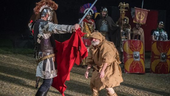 image:Image SVATÉHO MARTINA připomněl 11. listopadu nejen liturgický kalendář, ale také oslavy v podobě průvodů, bohoslužeb i scénického ztvárnění dělení o plášť s chudákem – jako zde na snímku z Velké Bystřice v olomoucké arcidiecézi. Svatý Martin pocházel z území dnešního Maďarska a coby syn důstojníka římské armády šel ve stopách otce a coby voják se dostal až do Amiens v Galii. Svou křesťanskou víru žil i v armádě, z níž nakonec odešel, vedl život poustevníka a později i kněze. V Ligugé poblíž Poitiers, v dnešní jihozápadní Francii, založil nejstarší klášter. V roce 371 se stal biskupem v Tours, kde má i svůj hrob.