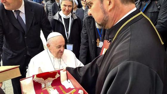 image:Image Ukrajinští řeholníci papeži darovali liturgické roucho symbolizující krvácející Ukrajinu.