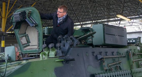 image:Image V Den válečných veteránů 11. listopadu zavítal biskup Tomáš Holub do Klatov. Navštívil Kasárna klatovských dragounů, pojmenovaná po zdejším historickém vojenském pluku, setkal se s vojáky a vyzkoušel si i bojovou techniku. Společně s vedením města, zástupci Armády ČR, Policie ČR, Hasičského záchranného sboru i veřejnosti se poklonil památce veteránů z válečných bojišť a ocenil službu těch, kteří plní mírové mise. Položil věnce u památníku obětem obou světových válek Pod valy a také u památníku velitelům 4. jezdeckého pluku generálu Josefu Dostálovi, popravenému nacisty, a plukovníku Ladislavu Nedbalovi, umučenému komunisty.