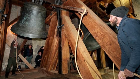 image:Image Kutnohorské svatobarborské zvony Michal a Ludvík se rozezněly 17. listopadu poprvé po ročních restaurátorských pracích, kterými prošly. V den svátku Dne boje za svobodu a demokracii zvonily spolu s třetím zvonem Barborou a přidal se k nim i zvon Jakub Maria z kostela sv. Jakuba.