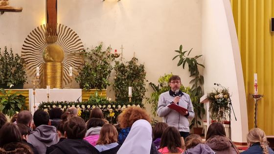 image:Image Účastníci si v kostele sv. Vojtěcha vyslechli katechezi P. Romana Kubína.