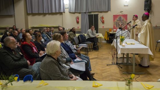 image:Image Mši svatou pro lidi bez domova slavil v neděli 20. listopadu apoštolský nuncius v ČR arcibiskup Jude Thaddeus Okolo společně s biskupem Tomášem Holubem a P. Martinem Sedloněm z komunity misionářů oblátů v kulturním domě JAS v Plzni.