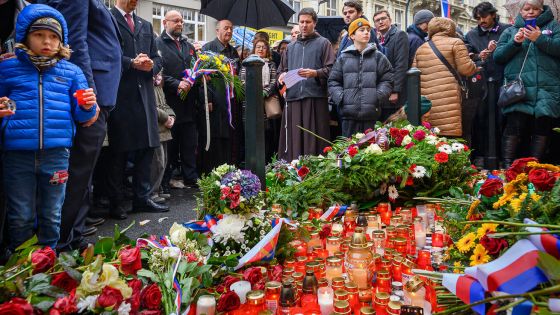 image:Image Arcibiskup Jan Graubner a provinciál františkánů P. Jakub Sadílek se zástupci veřejného života na Národní třídě.