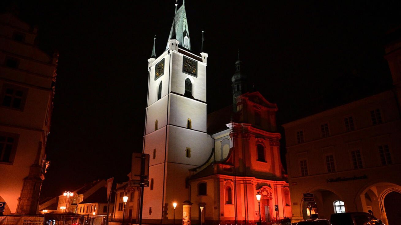image:Image Červená středa zbarvila 23. listopadu do rudé barvy i litoměřický kostel Všech svatých. Za pronásledované křesťany se tu věřící modlili při bohoslužbě i následném průvodu k mariánskému sloupu na náměstí.
