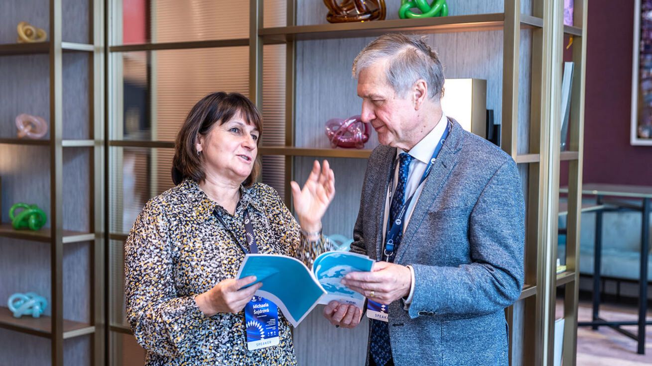 image:Image Michaela Šojdrová s prof. Jaroslavem Doleželem, který se zabývá genetikou rostlin.