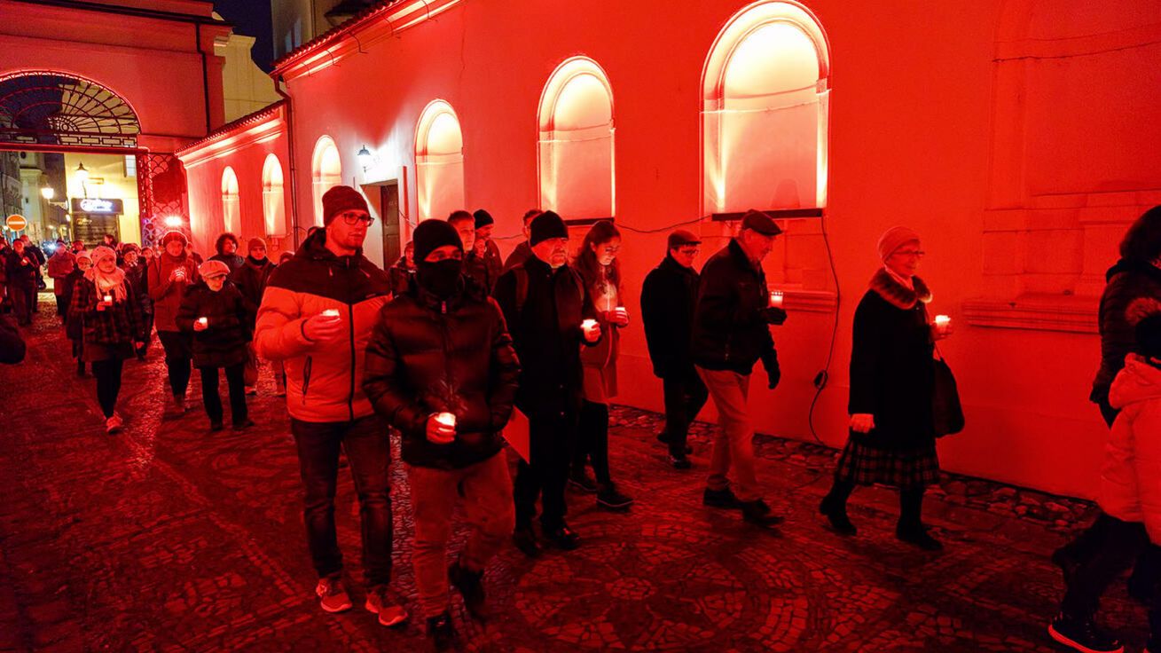 image:Image Průvod prošel v rámci Červené středy 23. listopadu v podvečer centrem Plzně od katedrály sv. Bartoloměje ke kostelu Nanebevzetí Panny Marie ve Františkánské ulici. Nechyběl v něm biskup Tomáš Holub, který připomněl a modlil se za všechny, kdo v celém světě trpí pro víru. Symbolem za víru prolité krve bylo rudé nasvícení obou chrámů, stejně jako dalších sakrálních staveb v diecézi.