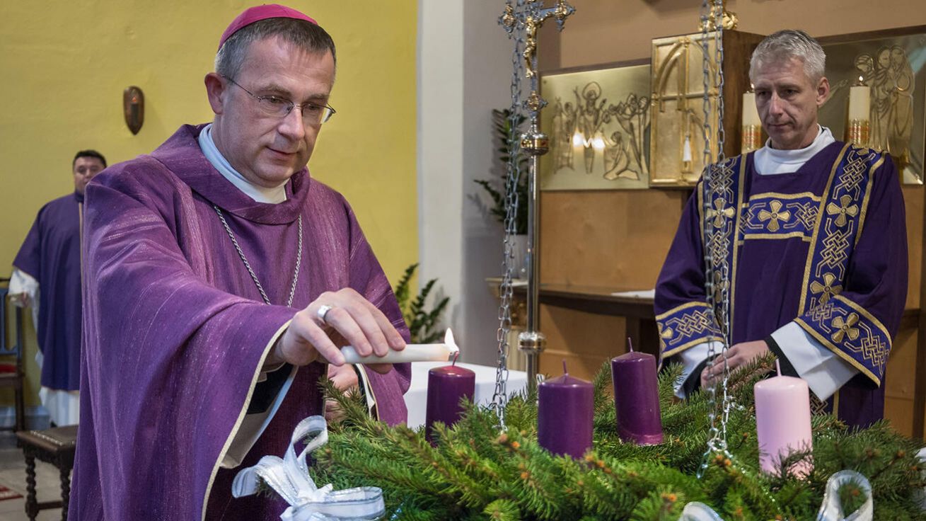 image:Image PRVNÍ SVÍCI NA ADVENTNÍM VĚNCI rozsvítil biskup Martin David nikoliv v ostravské katedrále Božského Spasitele, ale ve farnosti Petrovice u Karviné, kam se vypravil o první neděli nového liturgického roku udílet svátost biřmování. Kněz (ale i biskup či jáhen) v adventu nosí fialový liturgický oděv. Výjimkou je třetí adventní neděle, nazývaná také Gaudete (radujte se) podle vstupní antifony z listu apoštola Pavla Filipanům: „Radujte se stále v Pánu, opakuji, radujte se!“ V některých kostelech obléká duchovní na třetí neděli adventní růžový ornát a také farníci se mohou připojit růžovým doplňkem oděvu.