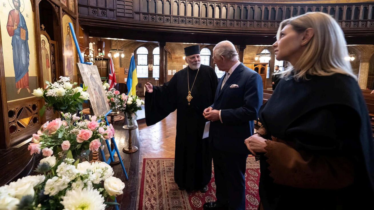 image:Image BRITSKÝ KRÁL KAREL III. A OLENA ZELENSKÁ, první dáma Ukrajiny, navštívili minulou středu ukrajinskou katolickou katedrálu Svaté rodiny v Londýně. Uvítal je tamní řeckokatolický biskup Kenneth Nowakowski a králi předal mariánskou ikonu napsanou na desce z bedny od střeliva – dar kyjevsko-halyčského arcibiskupa Svjatoslava Ševčuka. Poté Karel III. navštívil přidružené Ukrajinské azylové centrum a oficiálně je otevřel, ačkoli už je v provozu: pomohlo již nejméně 450 ukrajinským uprchlíkům a vyřizuje dalších 4 000 žádostí. „Společná návštěva krále a paní Zelenské je silným gestem solidarity Spojeného království s našimi sestrami a bratry na Ukrajině. Modlíme se, aby účelem královy příští návštěvy bylo díkůvzdání za konec války, která si vyžádala tolik nevinných životů,“ prohlásil biskup Nowakowski.