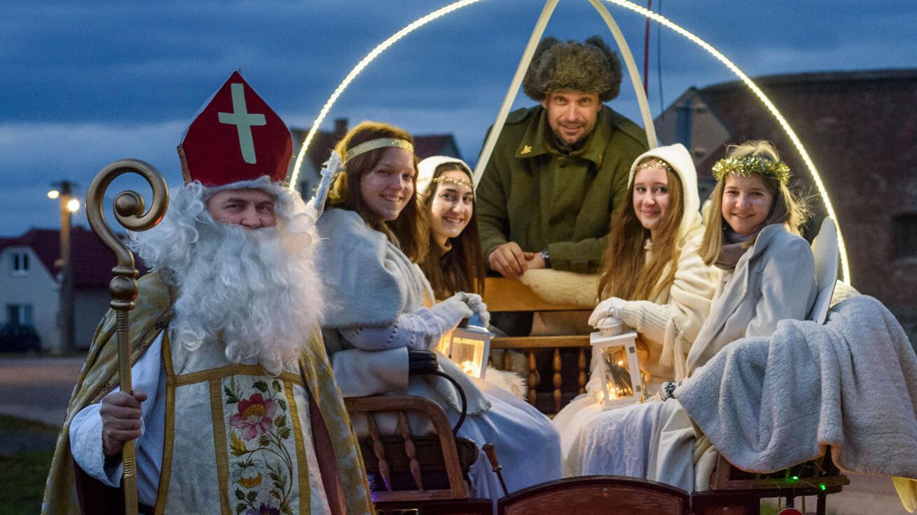 image:Image CESTU SVATÉHO MIKULÁŠE MĚSTEM STRÁŽNICE uspořádalo v neděli místní Centrum pro rodinu. „V období kolem tohoto svátku jsou v ulicích hodně vidět čerti, světec ale často chybí. Už před lety jsme si proto řekli, že ve shodě s výzvou papeže Františka zkusíme ‚jít na periferie‘ a nabídnout lidem seznámení s touto postavou,“ shrnula Blažena Bučková z rodinného centra. Program pro děti, který se po průvodu uskutečnil ve farní zahradě, zahrnoval také setkání sv. Mikuláše se Santa Klausem, při kterém si vyjasnili, co je spojuje, nebo nadílka, při níž dětem spouštěli dárky andělé z nedaleké Bílé věže.