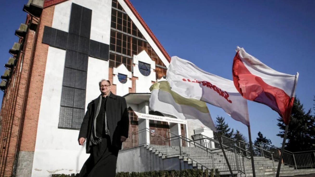 image:Image Ekonomickou i evangelizační funkci má dvanáctimetrový kříž složený z 18 solárních panelů, který nechal roku 2020 nainstalovat na jižní průčelí kostela Panny Marie Čenstochovské v polském Pleszewu tamní farář P. Krzysztof Guziałek. Energie, kterou kostel takto získá, vystačí na jeho osvětlení, vytápění i klimatizaci. „Šlo mi o hledání obnovitelných zdrojů energie a ochranu životního prostředí. Byl to také můj dar farnosti z vděku za návrat do života po těžké nemoci,“ prozradil médiím P. Guziałek.