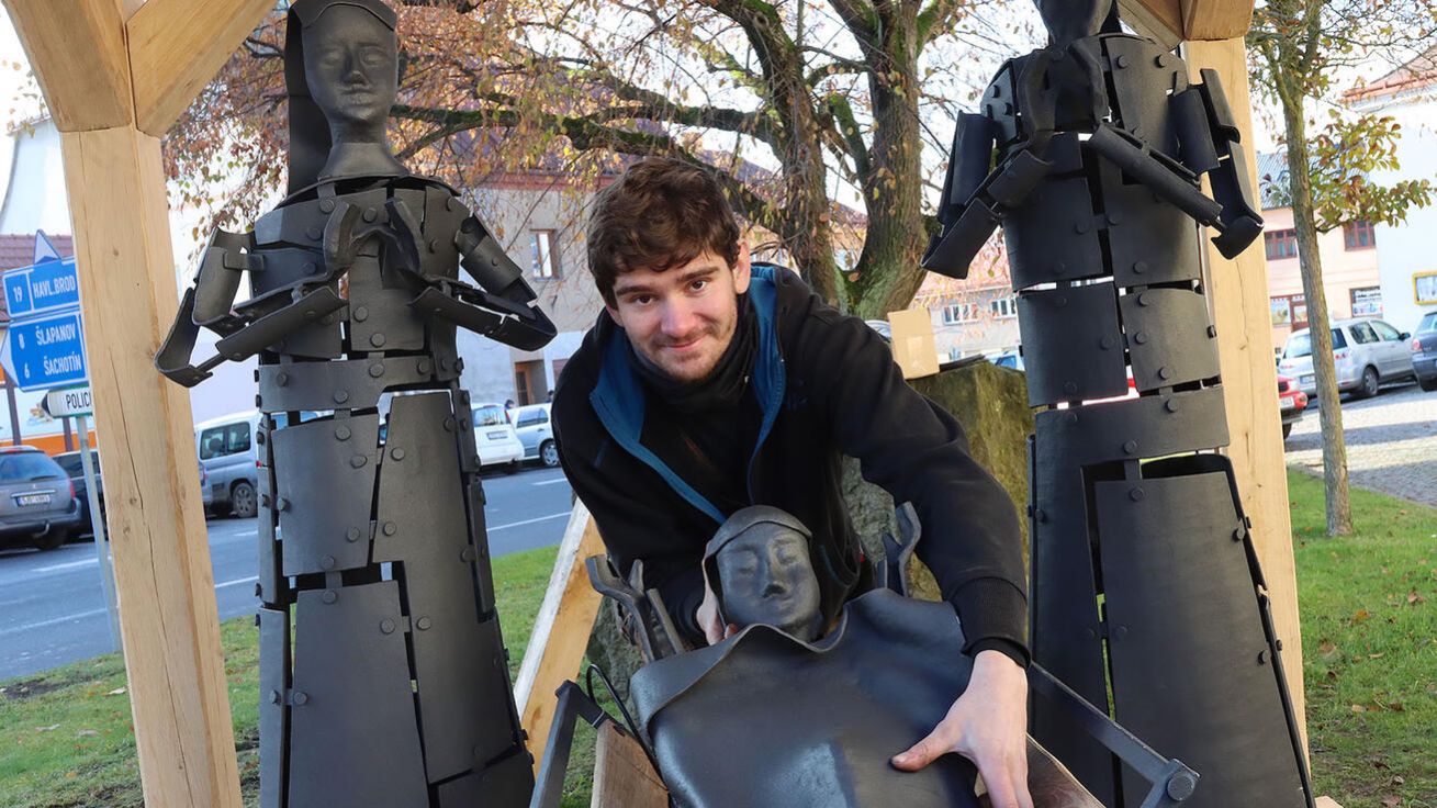 image:Image Kovář Petr Štáfl se svým betlémem.