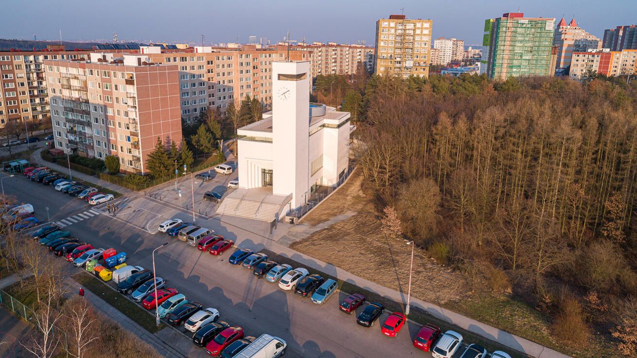 image:Image Novostavba kostela Krista Spasitele na pražském Barrandově byla rovnou projektována s vytápěním pomocí úsporného čerpadla, které získává energii z hlubinných vrtů.