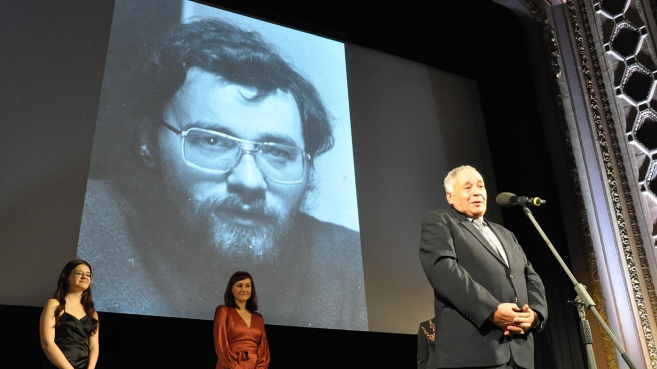 image:Image Cenu Příběhů bezpráví převzal letos řeckokatolický kněz Jiří Maria Kvapil od spisovatelky Kateřiny Tučkové.